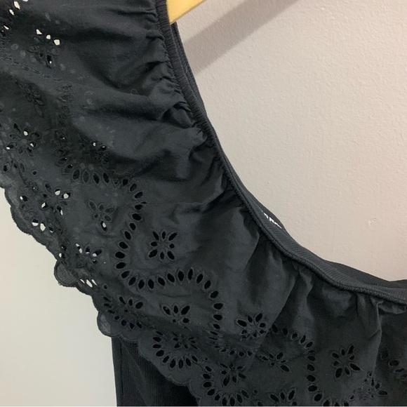 Old navy be Black One-Shoulder eyelet Top - Picture 3 of 7